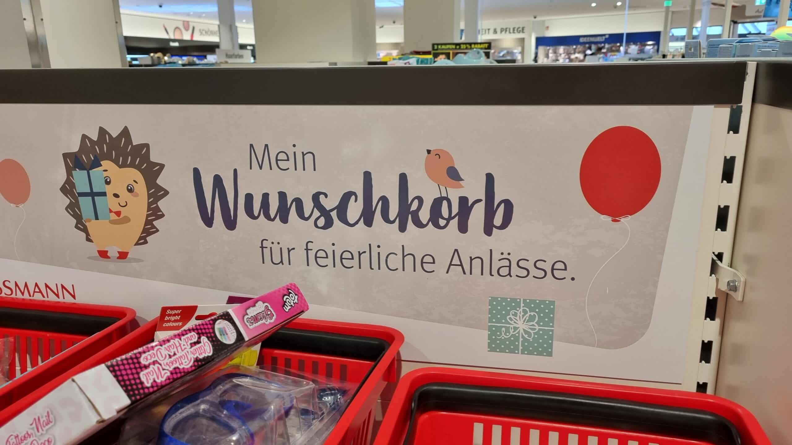 Een reclamebord in een Rossmann-winkel maakt reclame voor het Rossmann-wensmandje