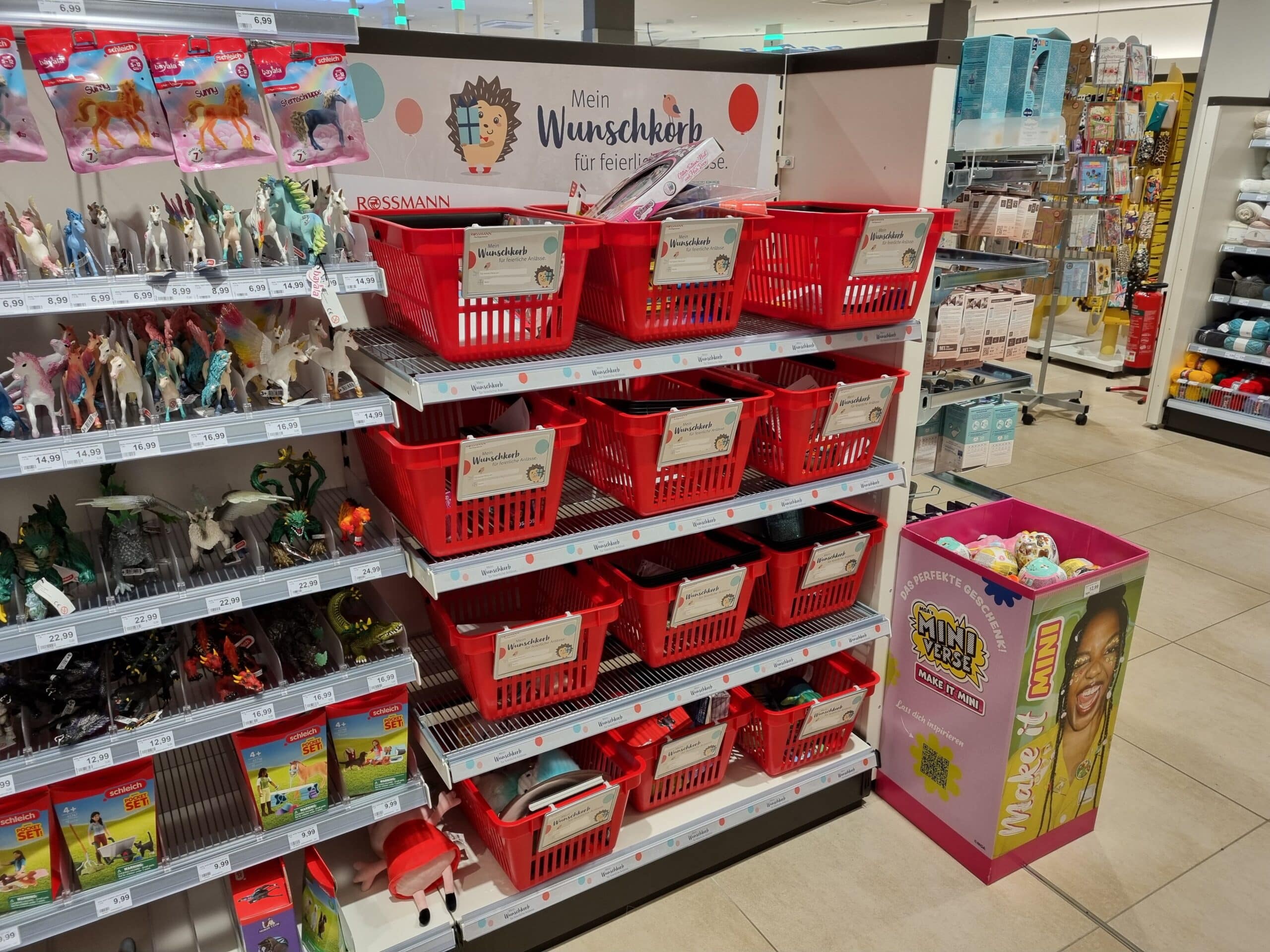 Verschillende wensdozen die al zijn gevuld door kinderen in een Rossmann-winkel.