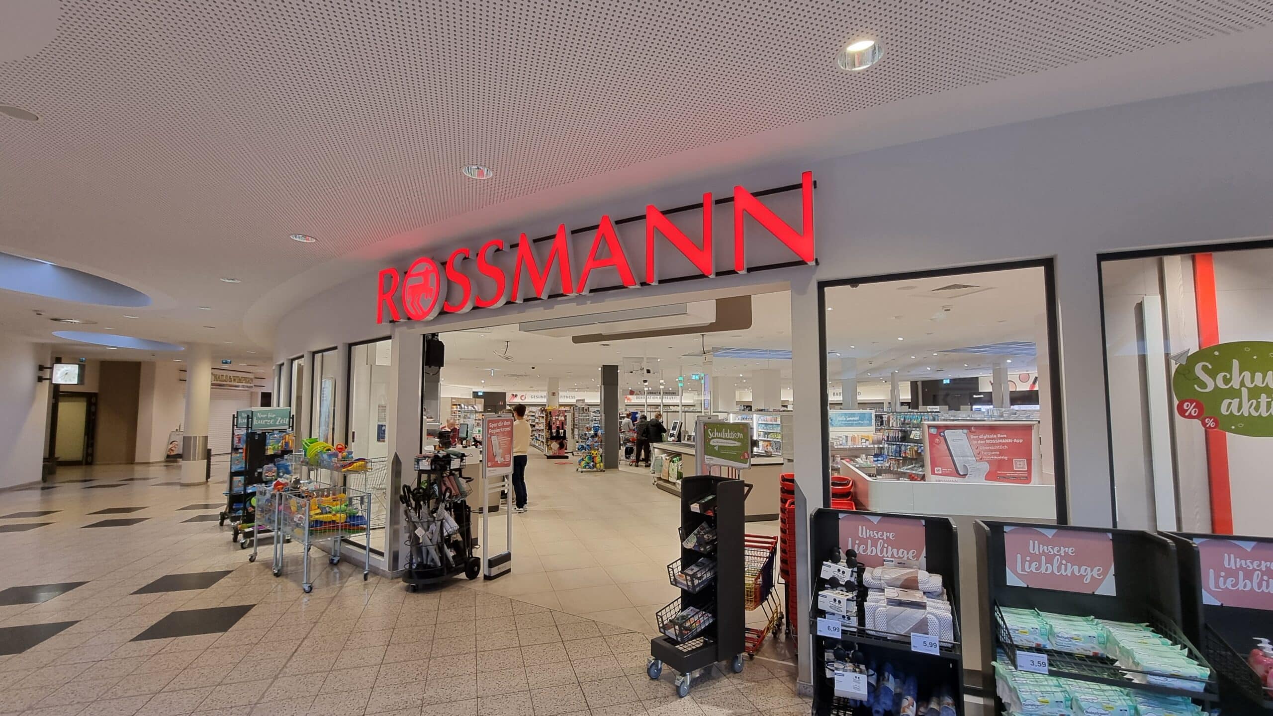 Foto van de ingang van een Rossmann-filiaal in een winkelcentrum