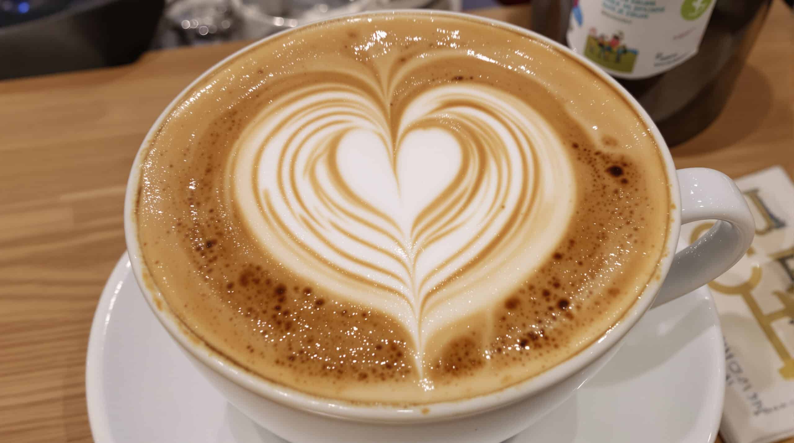 Een latte art met een hartvorm