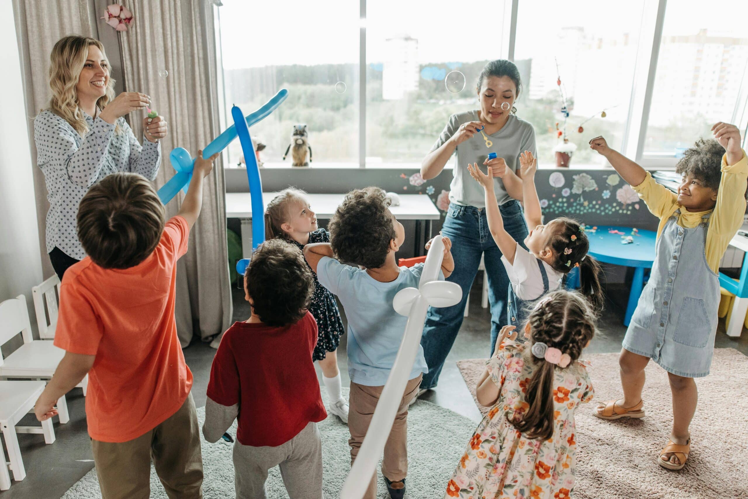 Kinderen spelen een ballonnenspel op een kinderfeestje